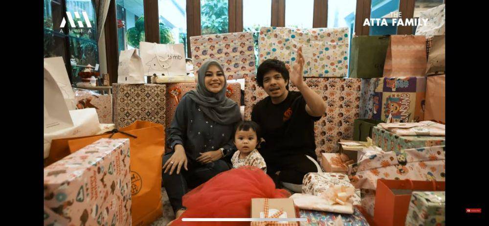 momen seru Atta Halilintar dan Aurel Hermansyah buka kado Ameena. (youtube.com/AH)
