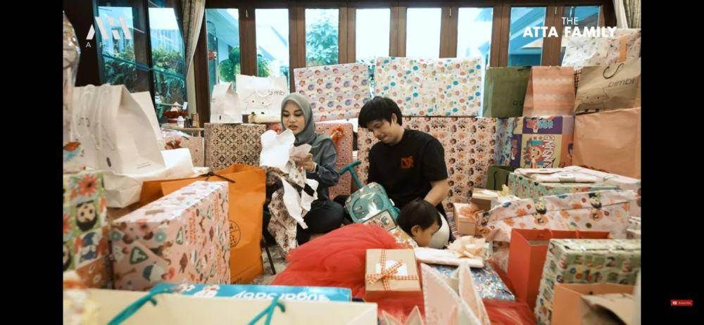 momen seru Atta Halilintar dan Aurel Hermansyah buka kado Ameena. (youtube.com/AH)