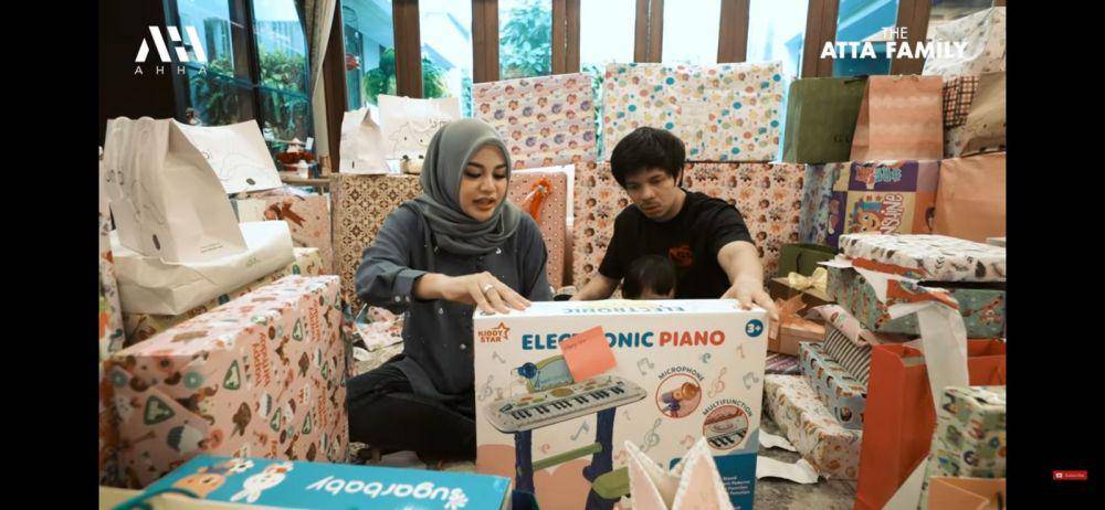 momen seru Atta Halilintar dan Aurel Hermansyah buka kado Ameena. (youtube.com/AH)