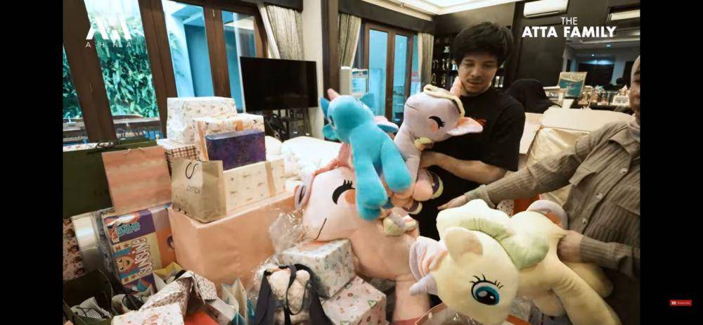 momen seru Atta Halilintar dan Aurel Hermansyah buka kado Ameena. (youtube.com/AH)