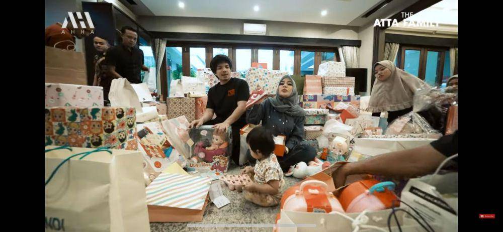 momen seru Atta Halilintar dan Aurel Hermansyah buka kado Ameena. (youtube.com/AH)