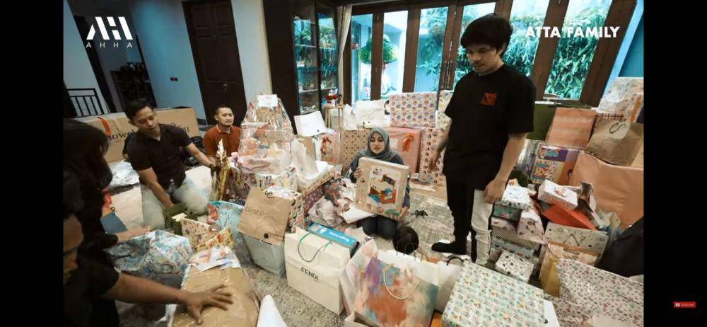 momen seru Atta Halilintar dan Aurel Hermansyah buka kado Ameena. (youtube.com/AH)