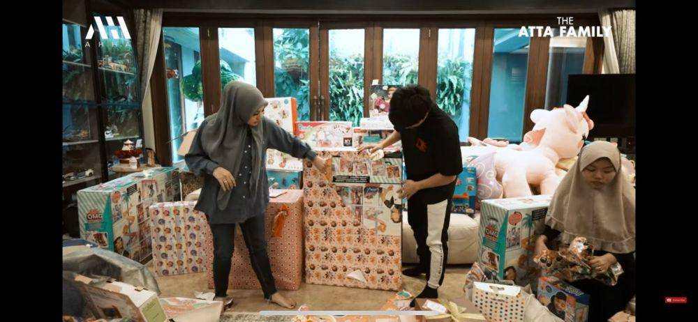 momen seru Atta Halilintar dan Aurel Hermansyah buka kado Ameena. (youtube.com/AH)
