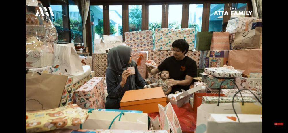 momen seru Atta Halilintar dan Aurel Hermansyah buka kado Ameena. (youtube.com/AH)