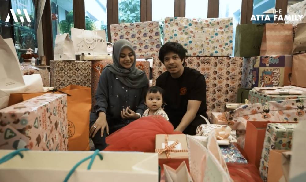 momen Ameena buka hadiah ulang tahun (youtube.com/attahalilintar)