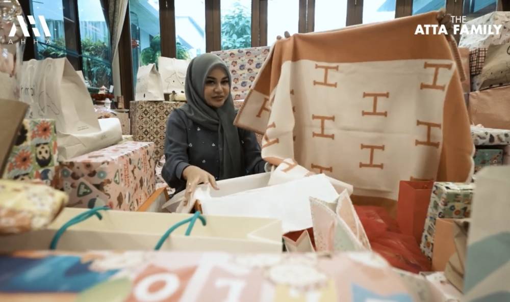 momen Ameena buka hadiah ulang tahun (youtube.com/attahalilintar)