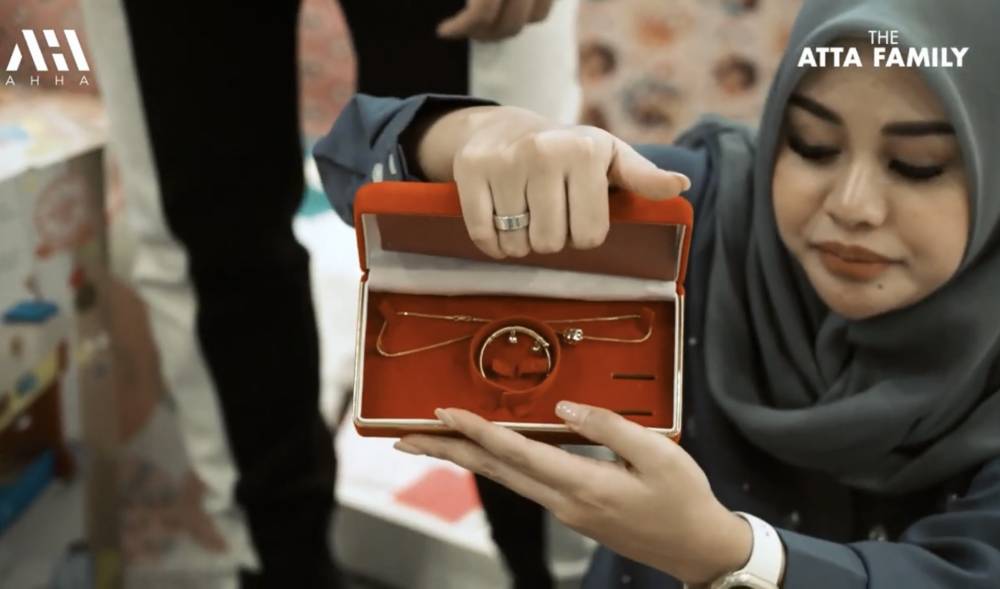 momen Ameena buka hadiah ulang tahun (youtube.com/attahalilintar)