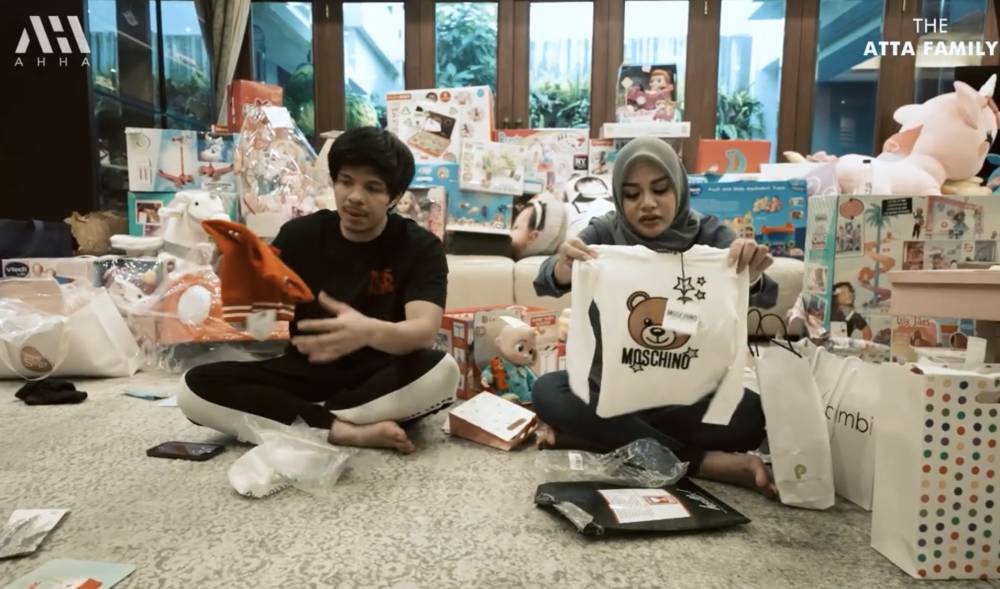 momen Ameena buka hadiah ulang tahun (youtube.com/attahalilintar)
