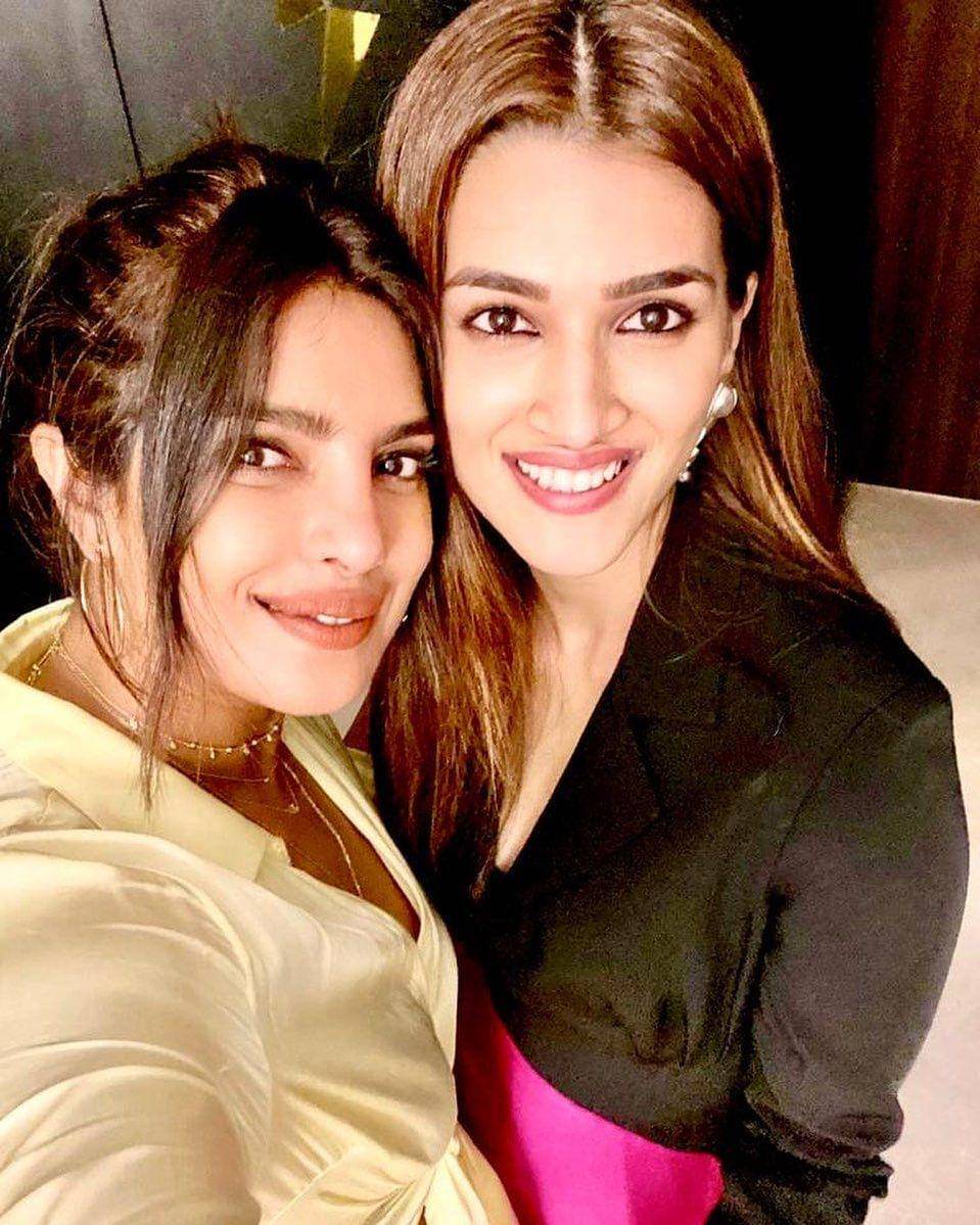 Priyanka Chopra dan Kriti Sanon (instagram.com/kritisanon)