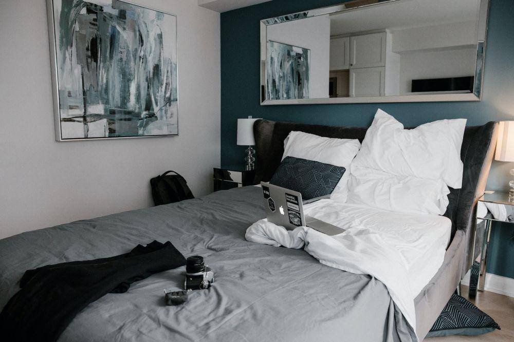 ide desain kamar tidur bernuansa hijau (pexels.com/Andrew Neel)