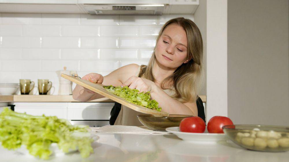 Ilustrasi perempuan memasak (Pexels.com/Artem Podrez)