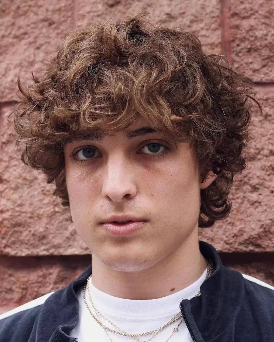 Potongan rambut shaggy untuk wajah bulat (pinterest.com/haircutinspiration.com)