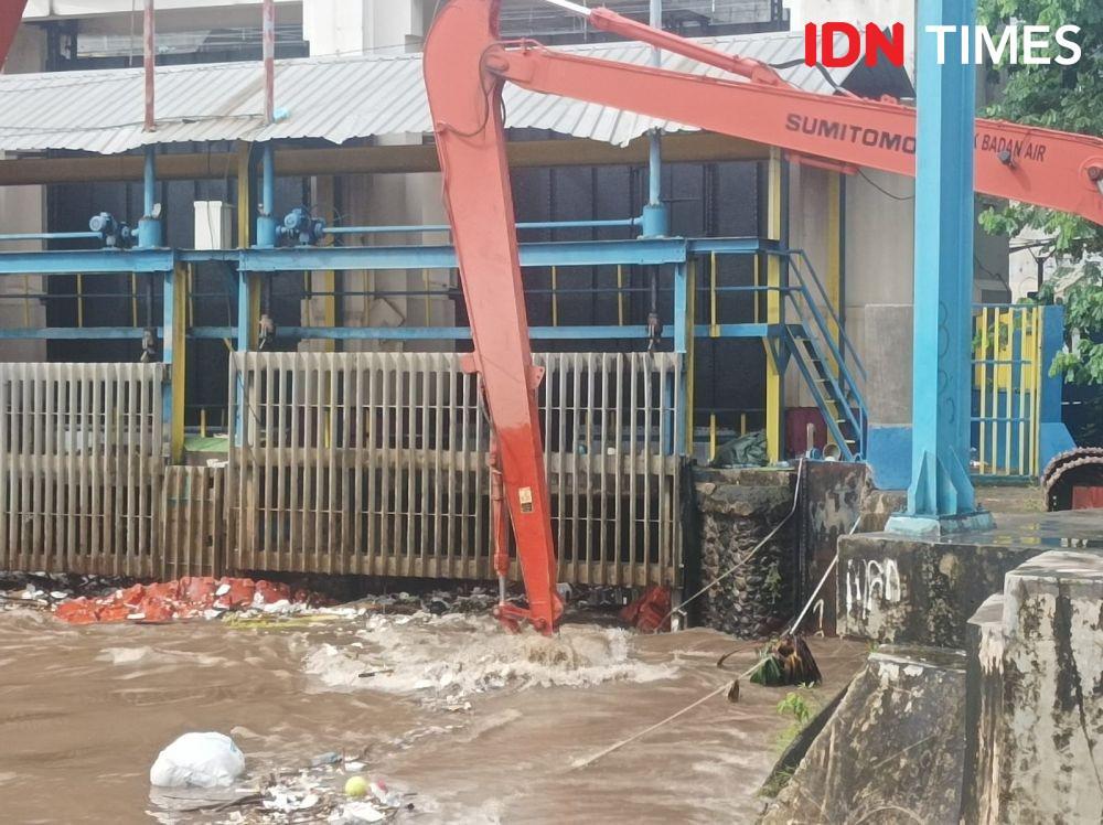 Warning! Seluruh Pintu Air di Jakarta Masuk Siaga II
