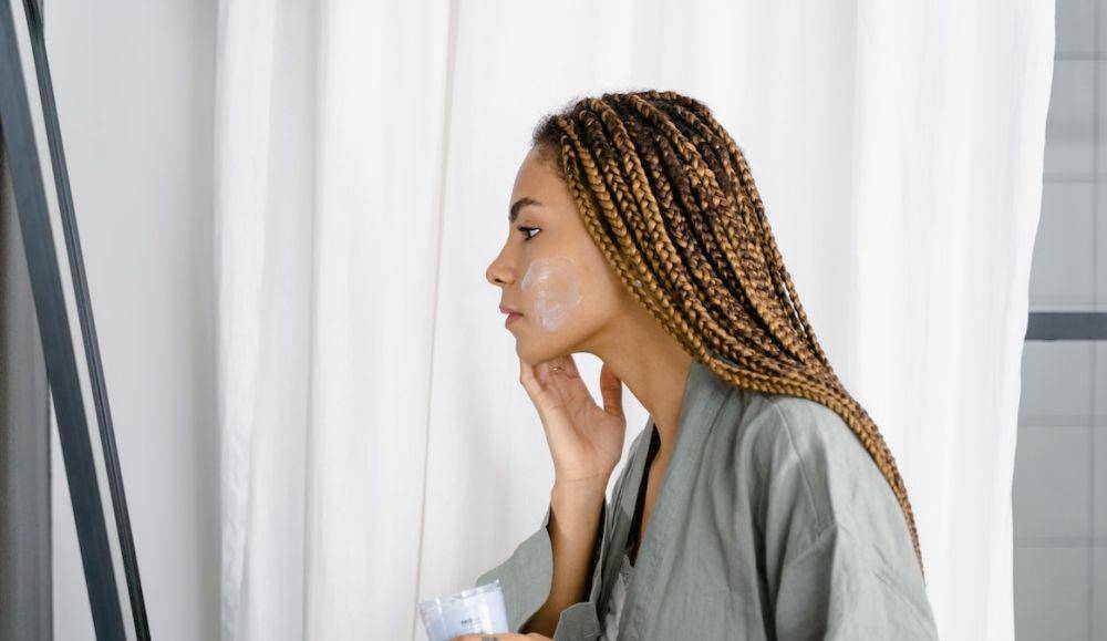 ilustrasi mengaplikasikan moisturizer (pexels.com/Tima Miroshnichenko)
