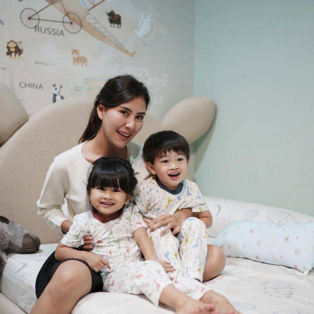 potret Syahnaz Sadiqah bersama kedua anaknya (instagram.com/syahnazs)