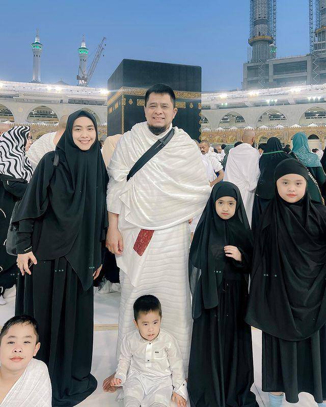 potret selebritas ibadah Umroh (instagram.com/okisetianadewi)