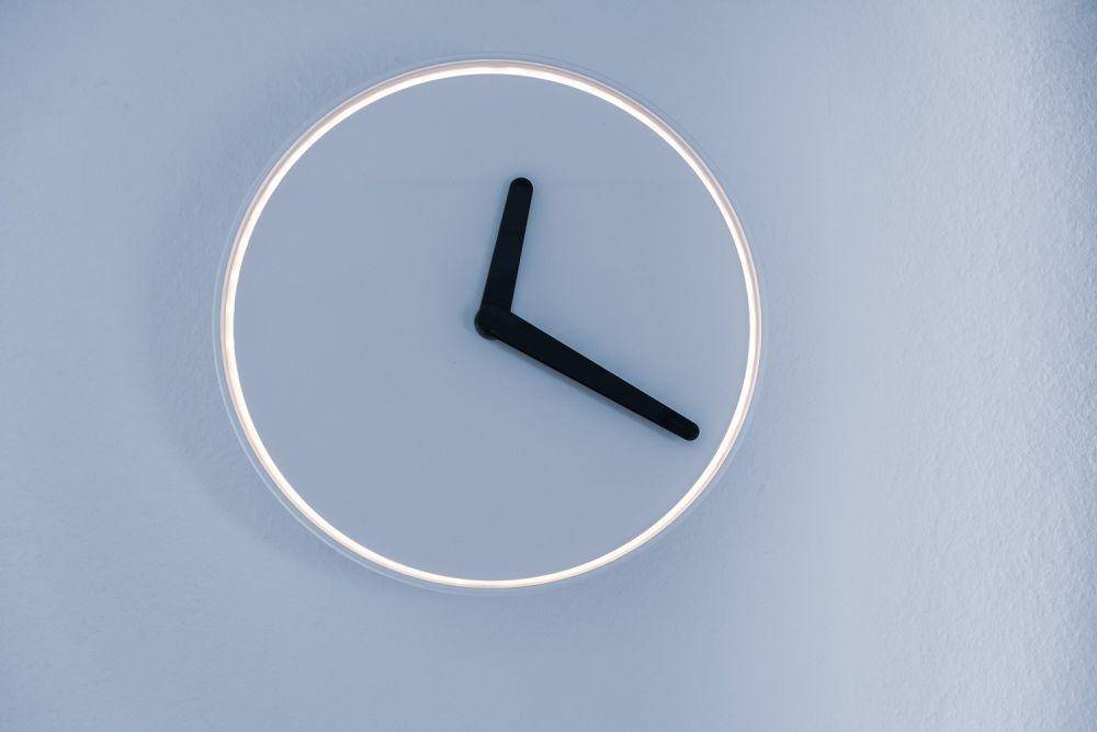 inspirasi jam dinding unik (unsplash.com/@moritz_photography)