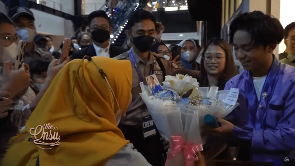 Betrand menerima bunga dari fans (youtube.com/The Onsu Family)