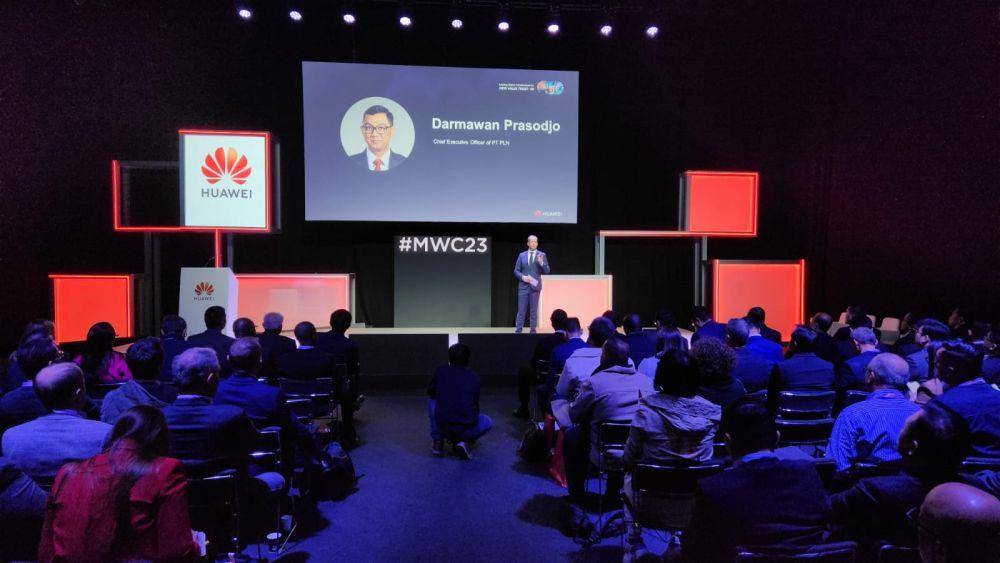 Direktur Utama PLN Darmawan Prasodjo menjadi pembicara pada ajang Mobile World Congress (MWC) 2023 di Barcelona, Senin (27/2/2023). Foto PLN