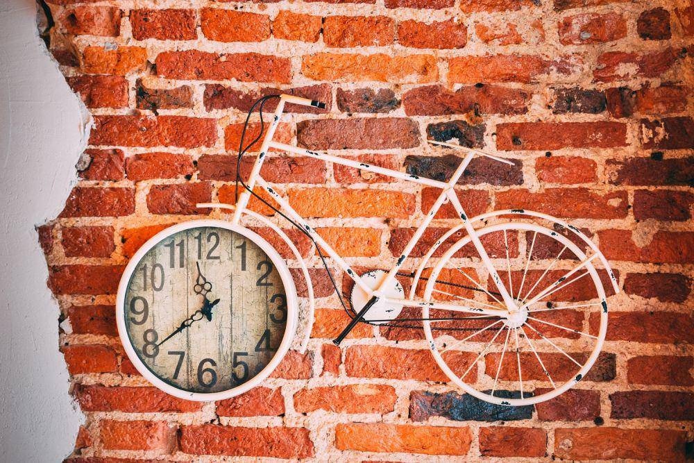 inspirasi jam dinding unik (pexels.com/@technobulka)