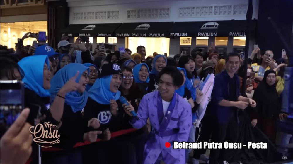 Betrand nyanyi bareng fans (youtube.com/The Onsu Family)