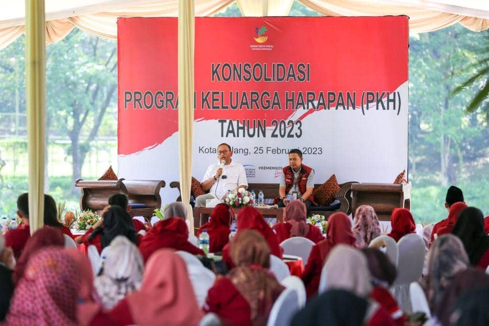 Direktur Jenderal Perlindungan dan Jaminan Sosial Kemensos, Robben Rico, saat Konsolidasi PKH Tahun 2023 bersama SDM PKH Kota Malang, Kabupaten Malang, dan Kabupaten Batu di Kota Malang. (Dok. Kemensos)