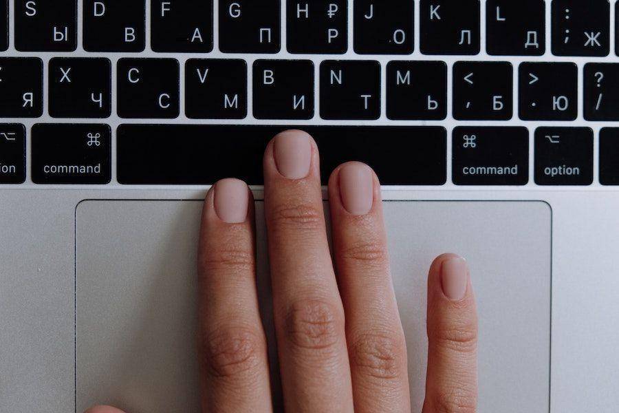 ilustrasi keyboard Macbook (pexels.com/cottonbro studio)