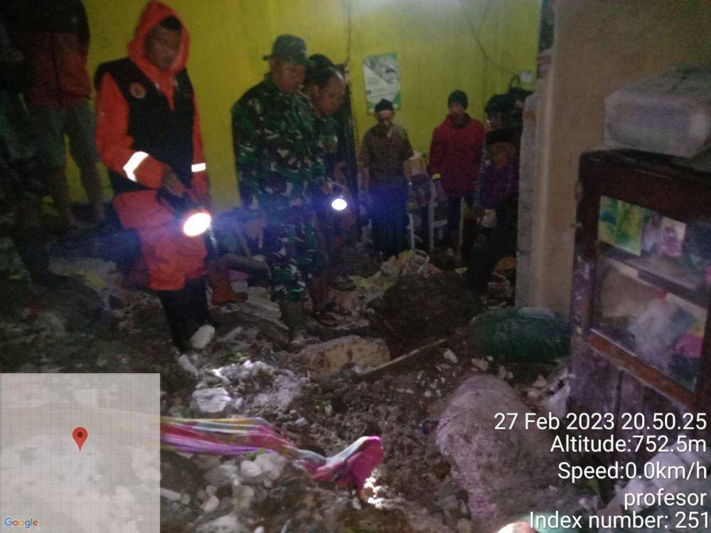 Kondisi rumah terkena longsor di Dusun Ganten. (Dok. BPBD Kabupaten Malang)