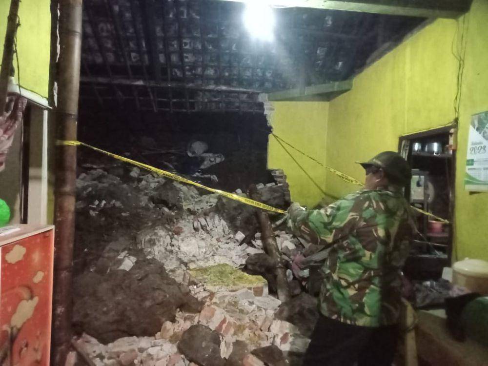 Kondisi rumah terkena longsor di Dusun Ganten. (Dok. BPBD Kabupaten Malang)