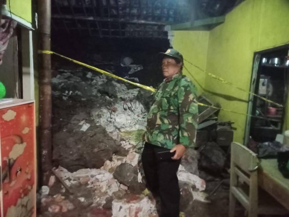Kondisi rumah terkena longsor di Dusun Ganten. (Dok. BPBD Kabupaten Malang)