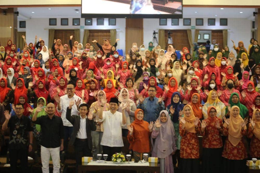 Rektor Undip Prof Yos Johan Utama bersama puluhan guru PAUD berpose dalam acara pertemuan di Gedung Prof Sudharto, Tembalang Semarang. (IDN Times/Dok Humas Undip)