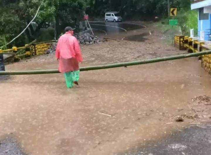 Kondisi longsor di jalur provinsi Malang Kediri. (Dok. BPBD Kabupaten Malang)
