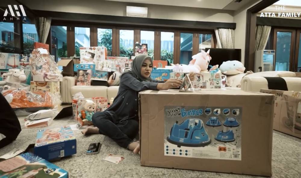 momen Ameena buka hadiah ulang tahun (youtube.com/attahalilintar)
