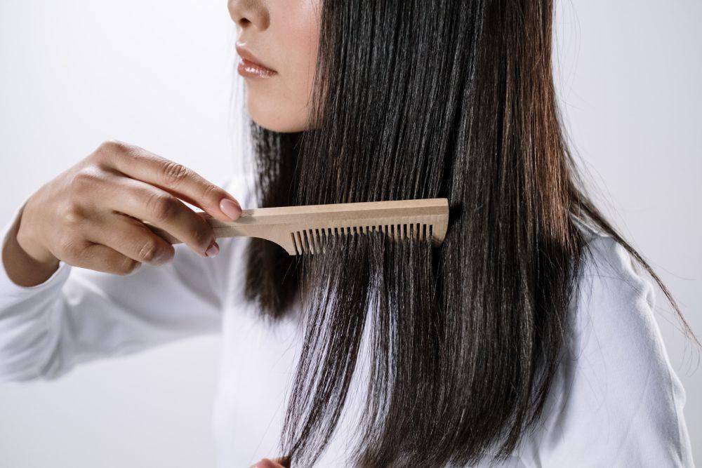 ilustrasi menyisir dengan wide comb (pexels.com/cottonbro studio)
