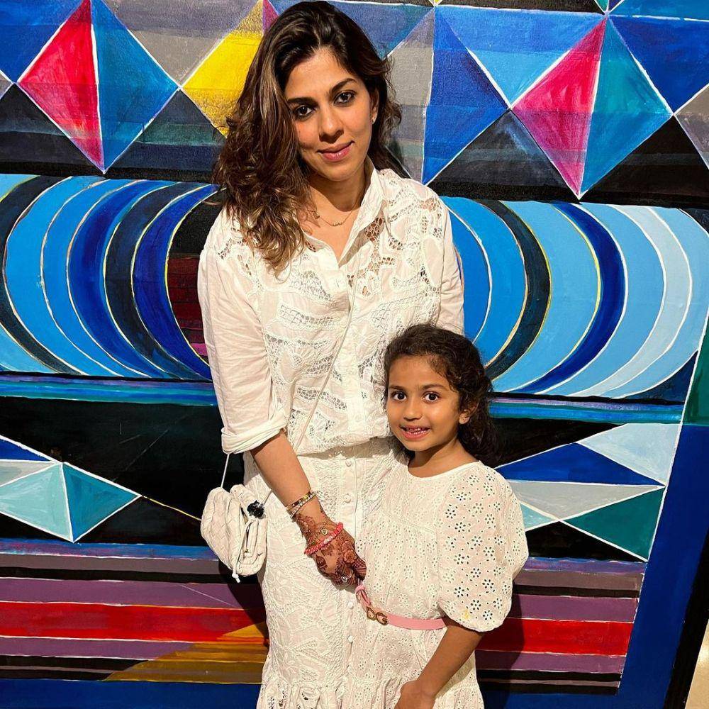 Pooja Dadlani dan putrinya (instagram.com/poojadadlani02)