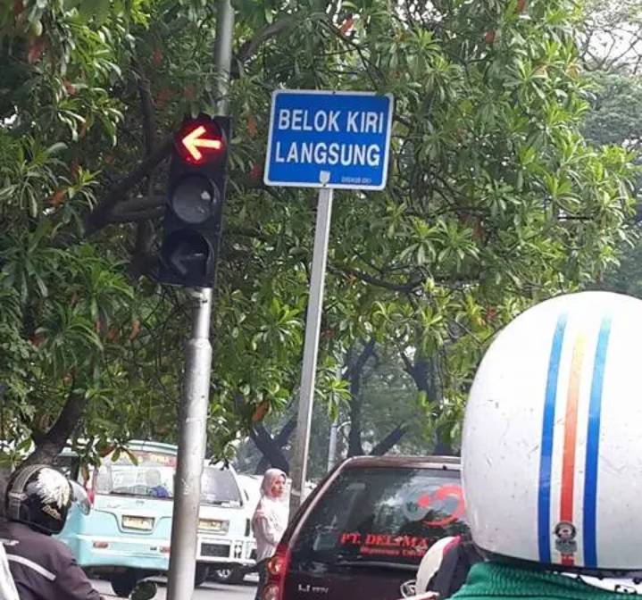 potret rambu-rambu membingungkan (facebook.com/Alex Karmadji)