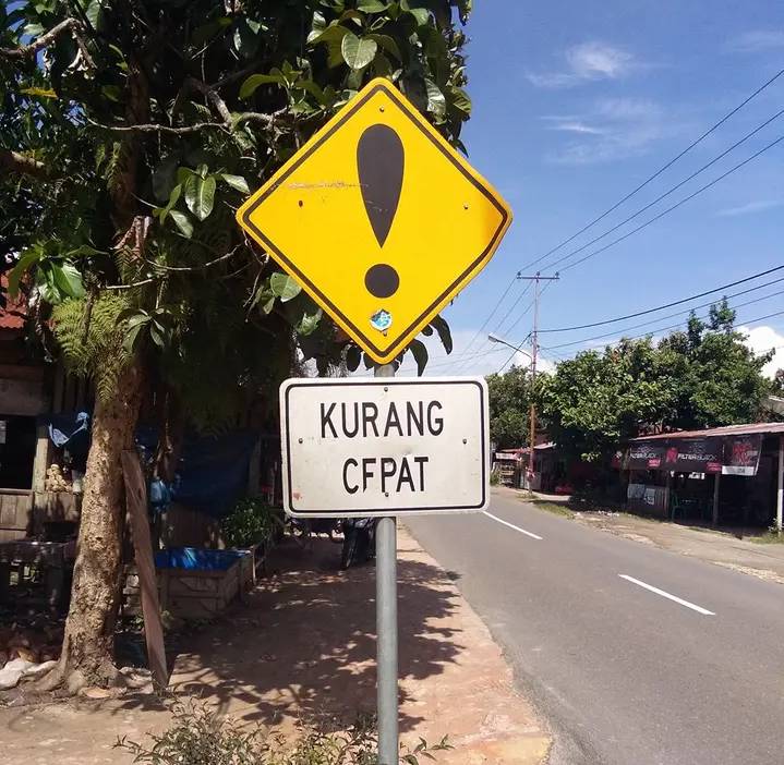 potret rambu-rambu membingungkan (facebook.com/Feri Uwan)