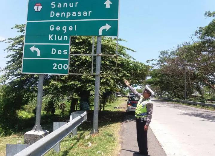 potret rambu-rambu membingungkan (facebook.com/Polres Klungkung)