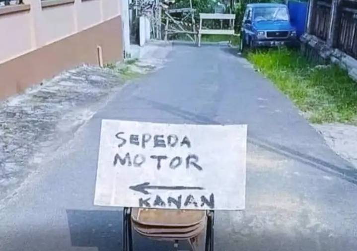 potret rambu-rambu membingungkan (facebook.com/Otosia.com)