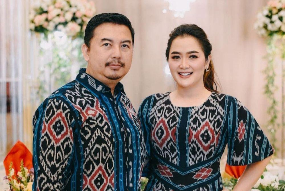 9 Potret Mesra Vega Darwanti dan Suami Rayakan 14 Tahun Pernikahan