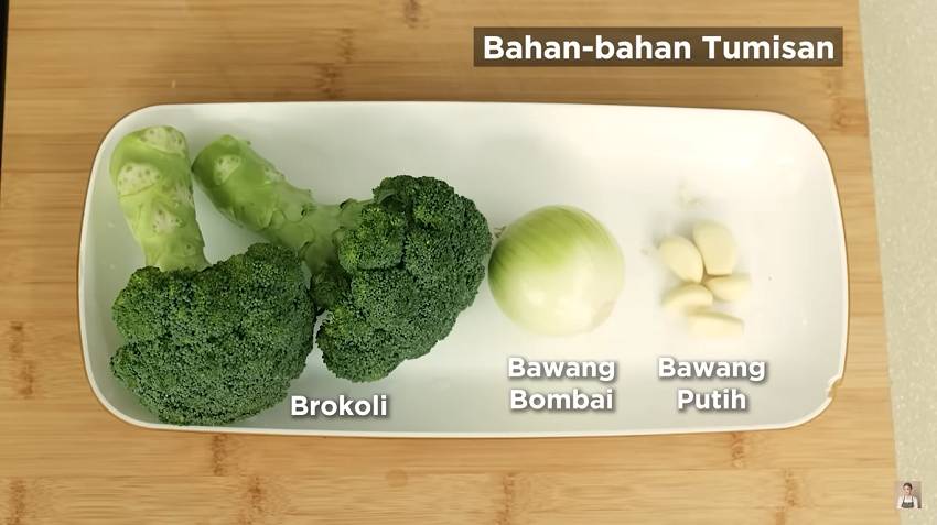 Tangkapan layar bahan untuk membuat brokoli saus tiram (youtube.com/Devina Hermawan)