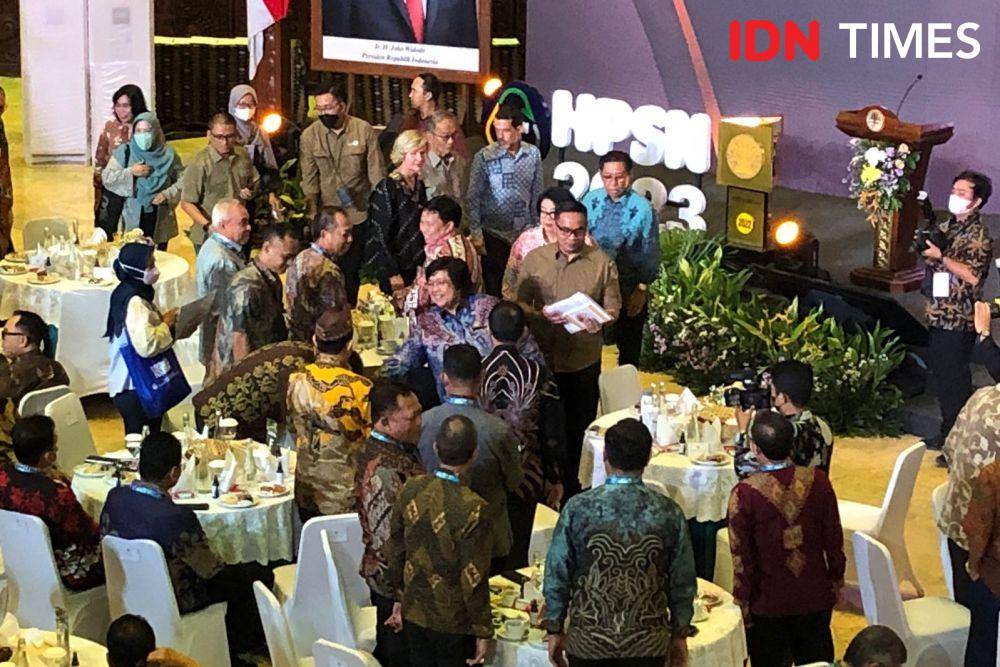Menteri Lingkungan Hidup dan Kehutanan (LHK) Siti Nurbaya Bakar menyapa sejumlah kepala daerah dalam penyerahan Adipura 2022 di Jakarta, Selasa (28/2/2023). (IDN Times/Melani Putri)
