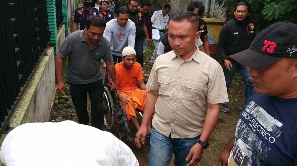 Tersangka saat menjalani rekontruksi. IDN Times/ Bramanta Pamungkas