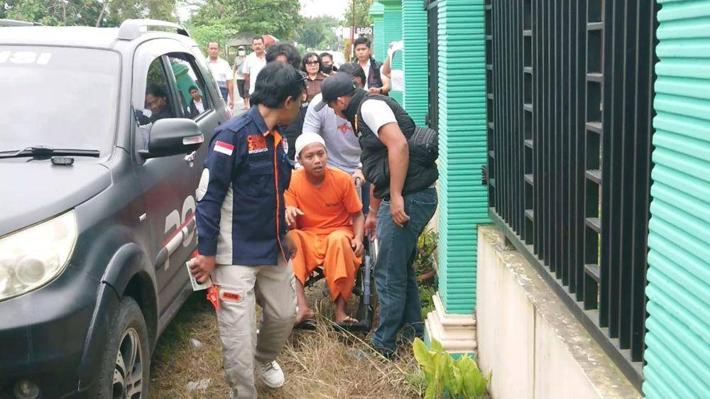 Tersangka saat menjalani rekontruksi. IDN Times/ Bramanta Pamungkas