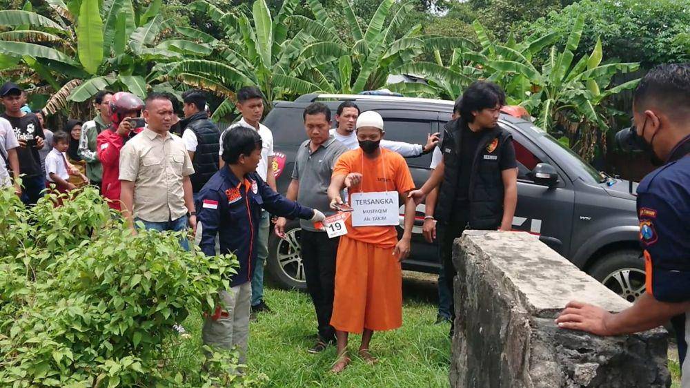 Tersangka saat menjalani rekontruksi. IDN Times/ Bramanta Pamungkas
