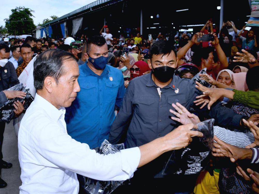 Presiden Jokowi mengecek harga bahan pokok di Pasar Tenguyun, Kota Tarakan, Kalimantan Utara (dok. Sekretariat Presiden)