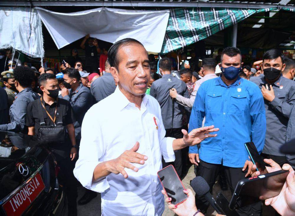 Presiden Jokowi mengecek harga bahan pokok di Pasar Tenguyun, Kota Tarakan, Kalimantan Utara (dok. Sekretariat Presiden)