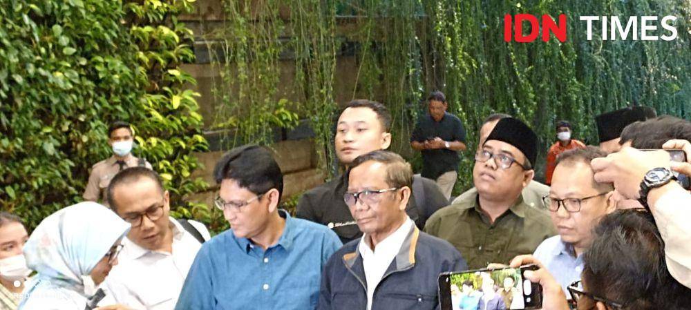 Menteri Koordinator Politik Hukum dan HAM (MenkoPolhukam) Mahfud MD di Rumah Sakit Mayapada, Kuningan, Jakarta Selatan (IDN Times/Lia Hutasoit)