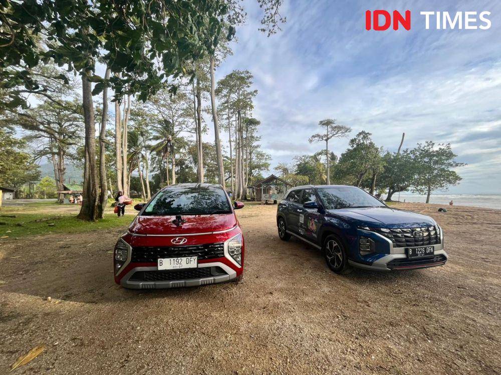 Tim Jalan Pulang IDN Times beristirahat di Pantai Anyer (IIDN TimesTimes/Dwi Agustiar)