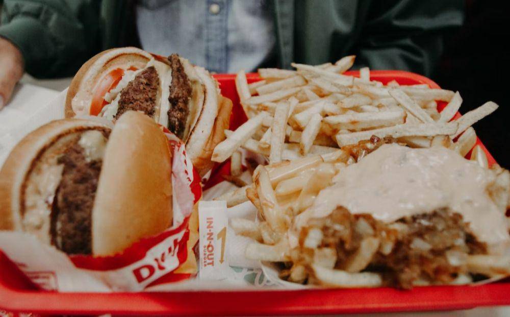 ilustrasi makanan yang tidak sehat (unsplash.com/Kenny Eliason)